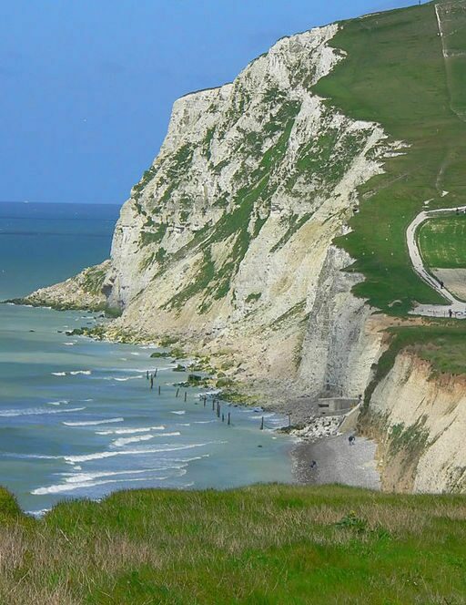 Le flanc du Cap Blanc-Nez vu de loin, près de Wissant.