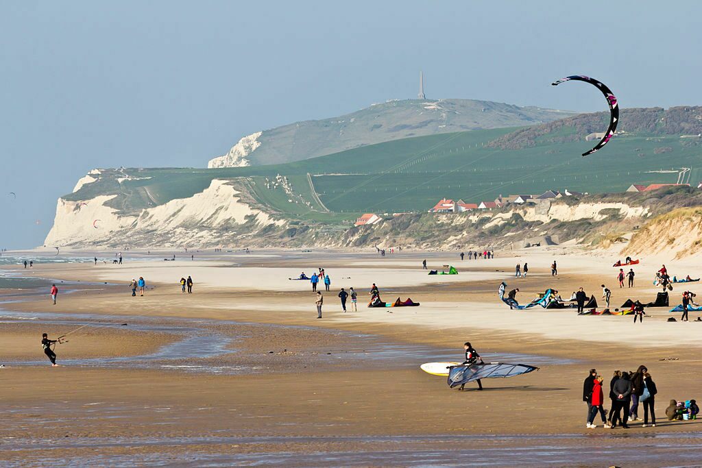 Le kite surf est une attraction touristique populaire à Wissant.