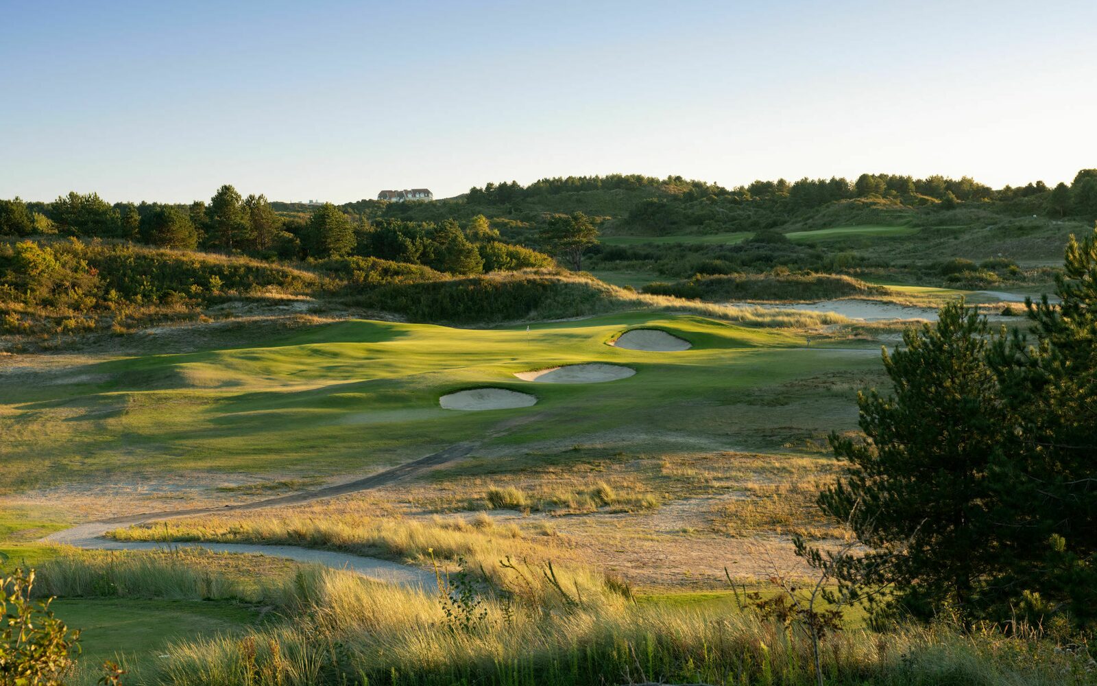 Golfbaan Le Touquet Golf op een schemerige dag in de heuvels. 