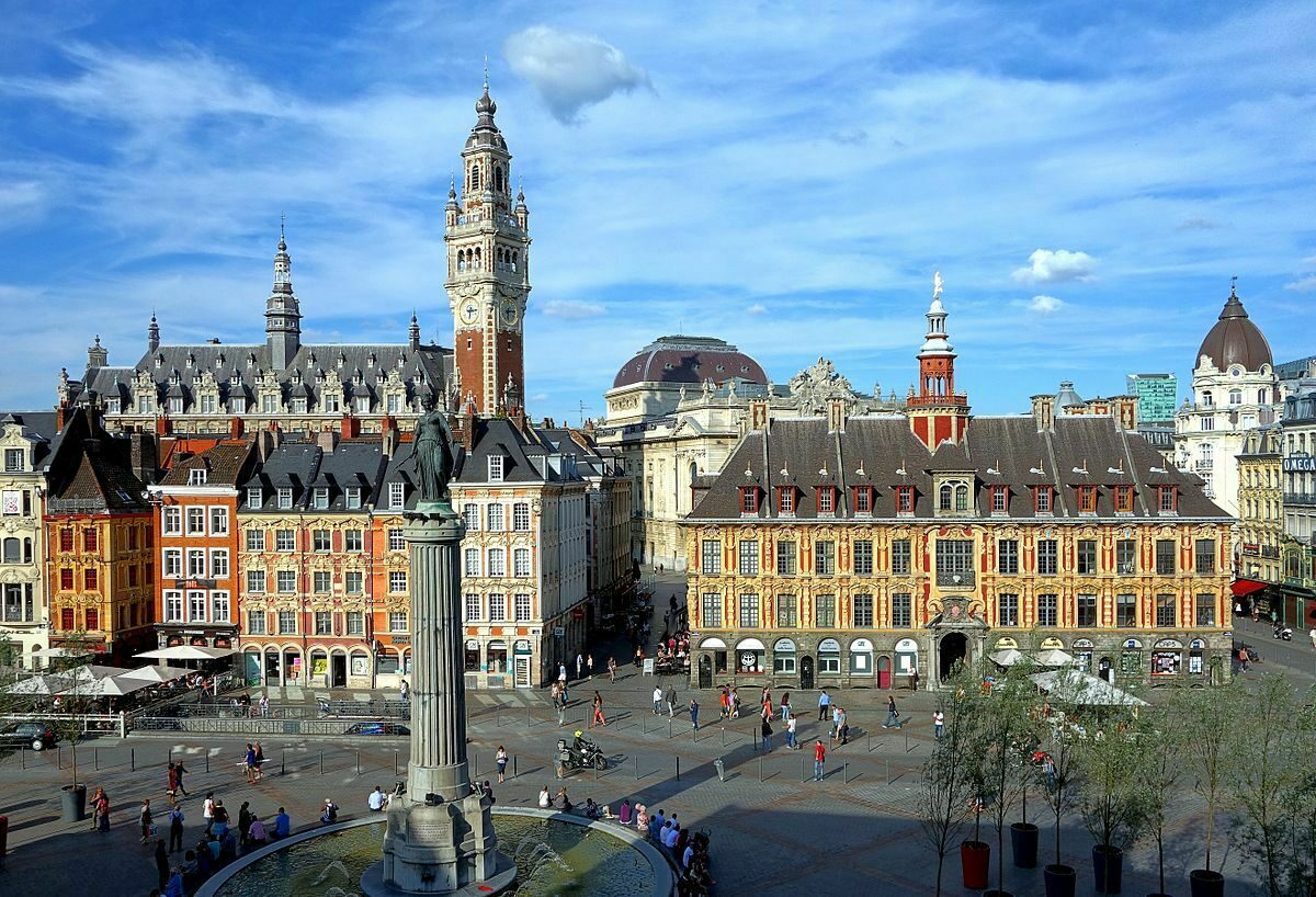 het majestueuze La Grande Place te Lille met prachtige belfort, fontein en operagebouw.