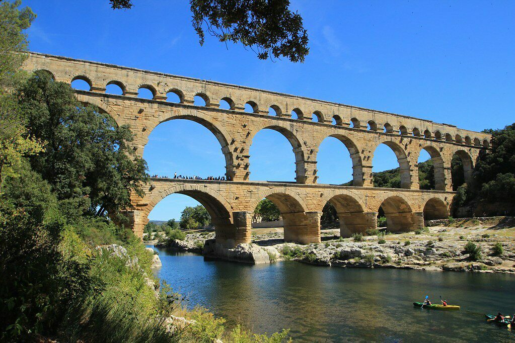 Pont du Gard, Languedoc-Roussillon’’ by Campus France licensed under CC0 1.0 De eeuwenoude Pont du Gard, een bekende bezienswaardigheid