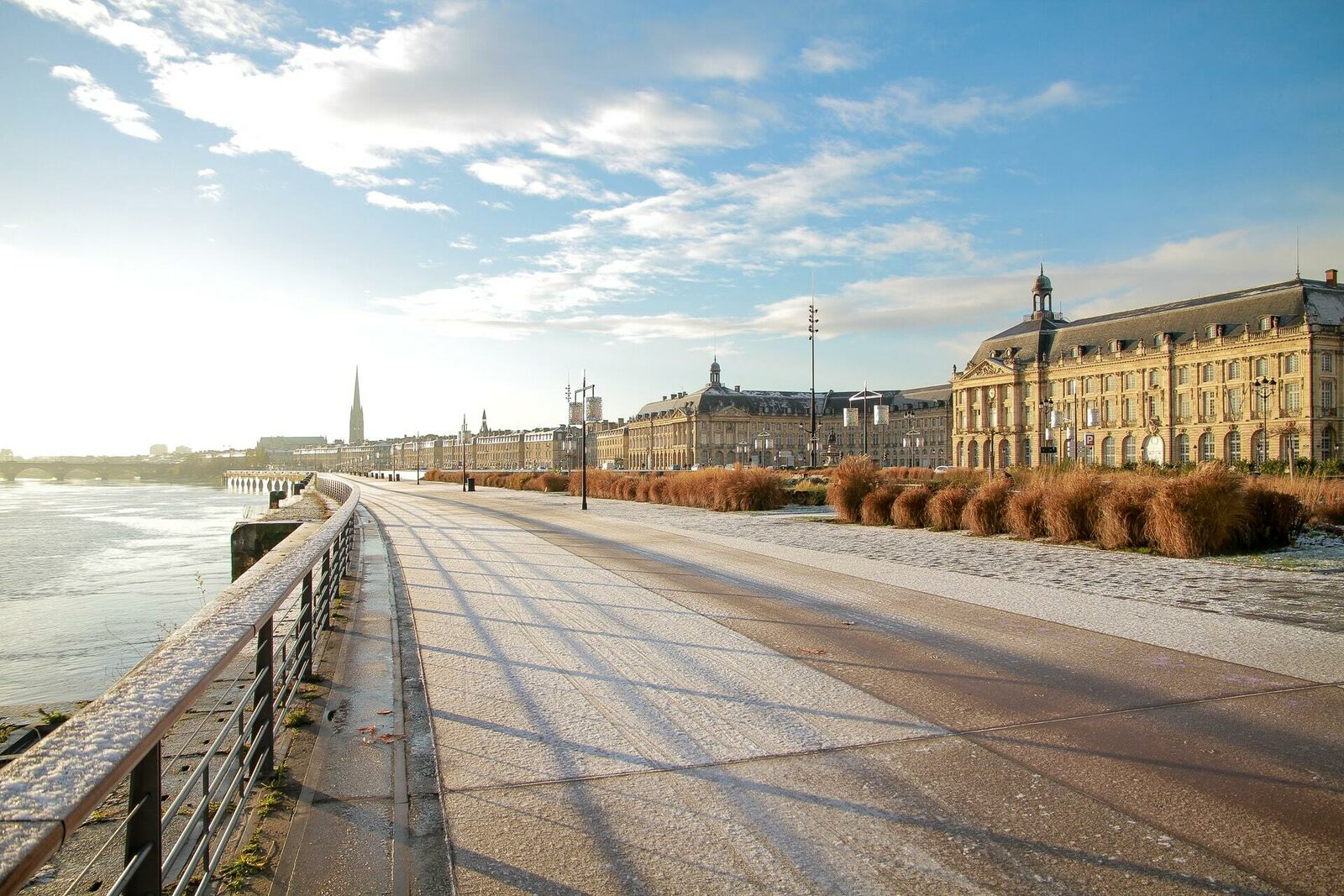 Photo by Vince Gx on Unsplash De prachtige triomfboog van Bordeaux, een toeristische trekpleister in de stad.