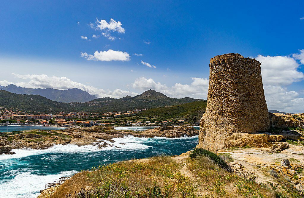 Landscape Corsica’’ by Lars_Nissen_Photoart licensed under CC0 1.0 Een foto van een woest stuk kustlijn van het eiland Corsica.