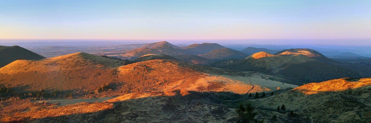 Puy-De-Dôme Auvergne Berg S avonds 2484047’’ by Cbill licensed under Pixabay Een foto van het bergachtige landschap in de Auvergne bij zonsondergang.