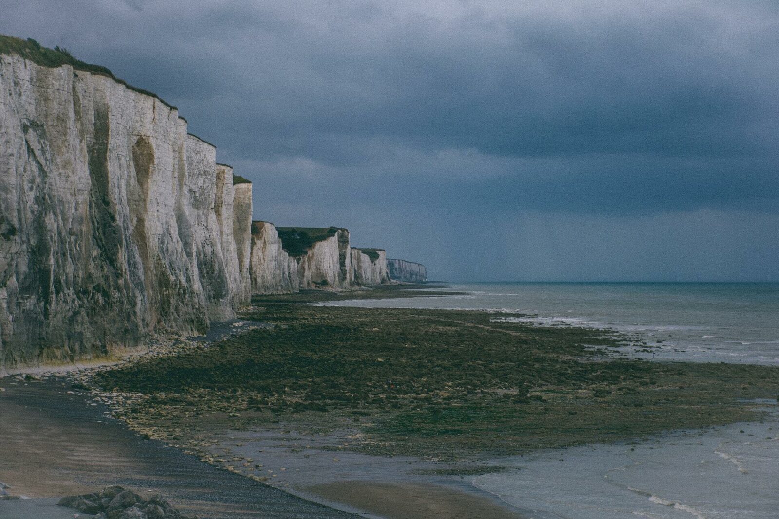 Photo by Nicolas HIPPERT on Unsplash Een aquarel als uitzicht op de kliffen van de baai van de somme