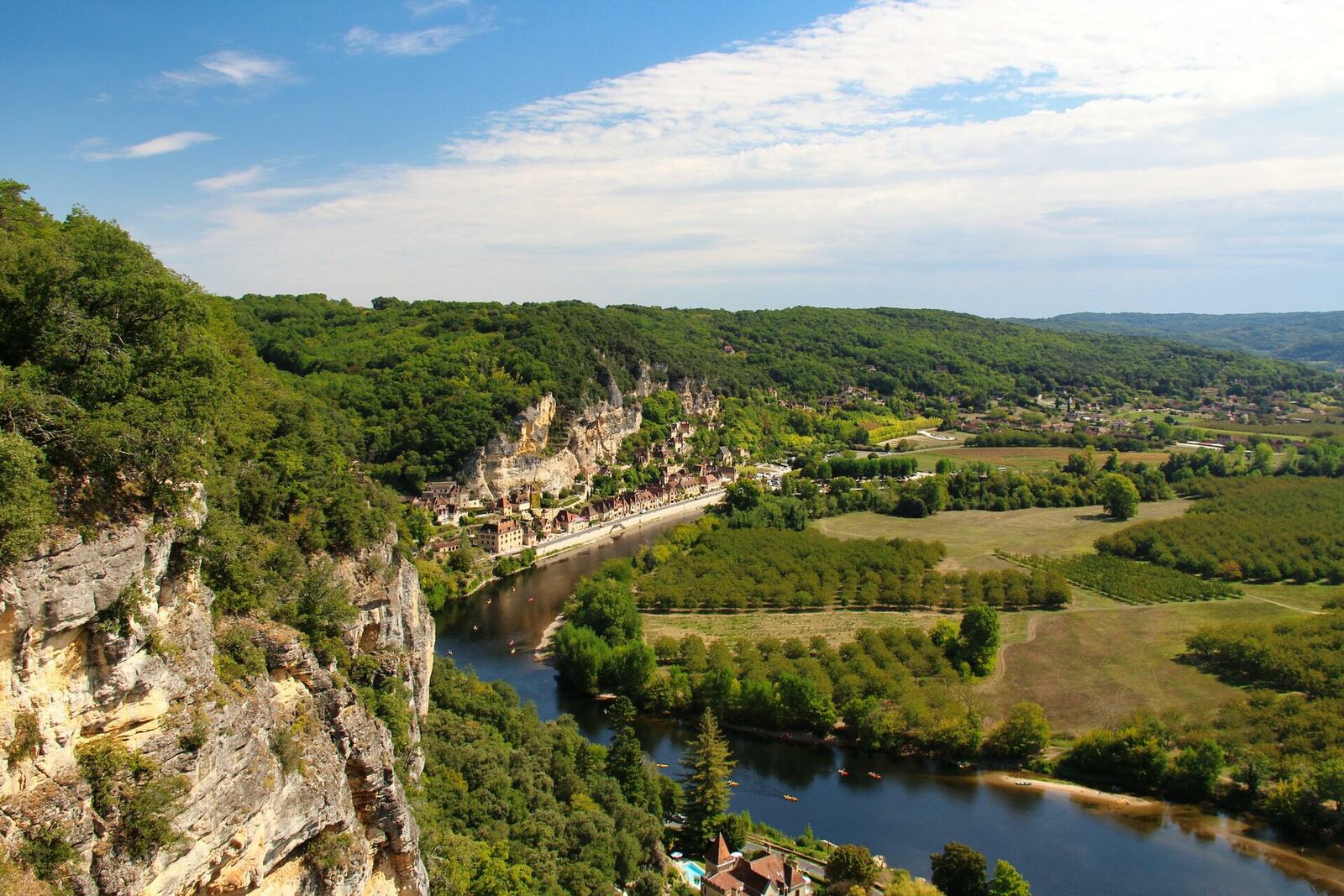 Photo by Nabih El Boustani on Unsplash Een foto van een brug over de prachtige meanderende rivier de Dordogne.