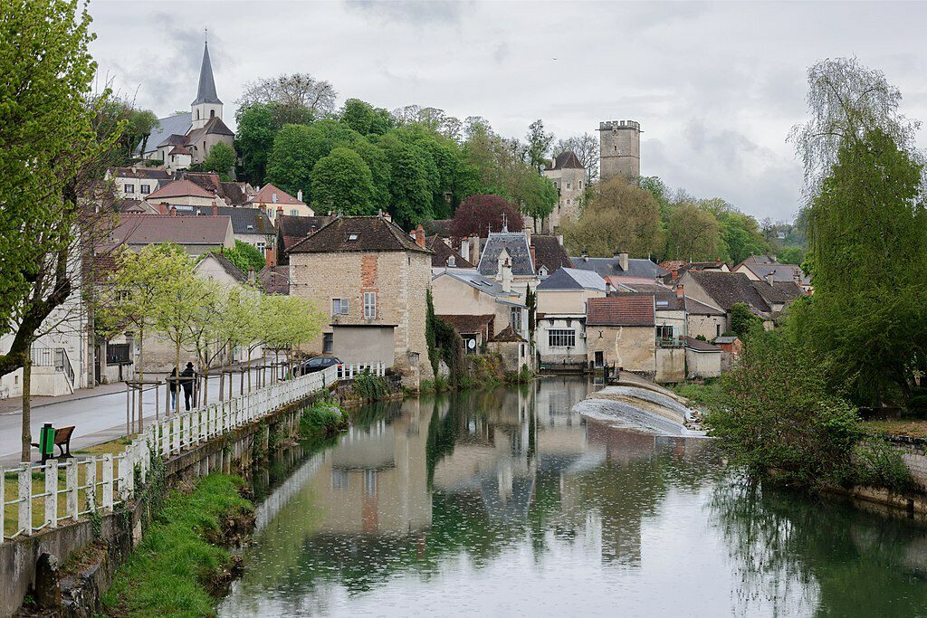 Bourgogne Montbard’’ by Myrabella licensed under CC BY-SA 4.0 Het stadje Montbard gelegen aan de rivier in de Bourgogne