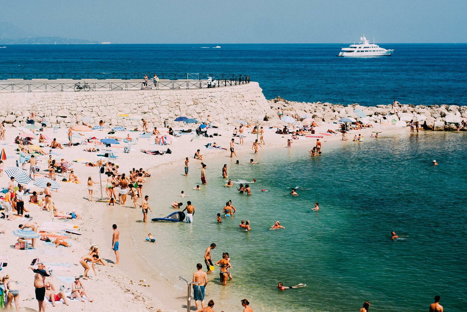 Jolie plage de sable fin à Antibes sur la Côte d'Azur