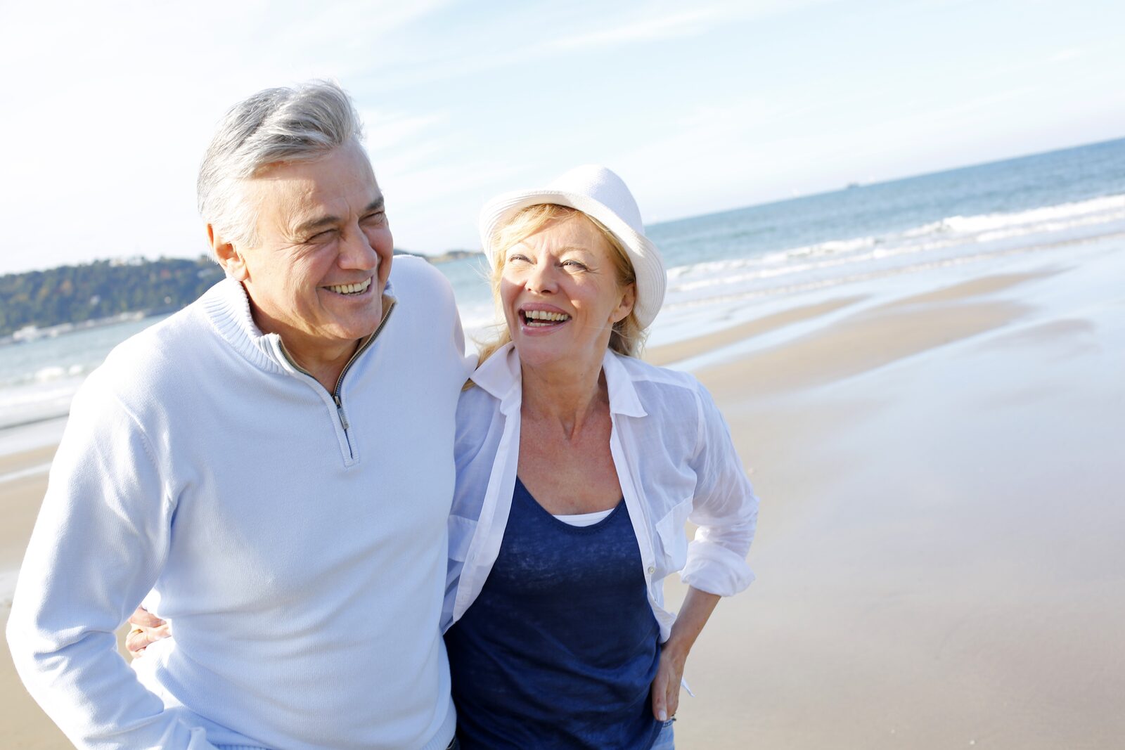 Seniors en vacances en France sur une plage de la Côte d'Opale