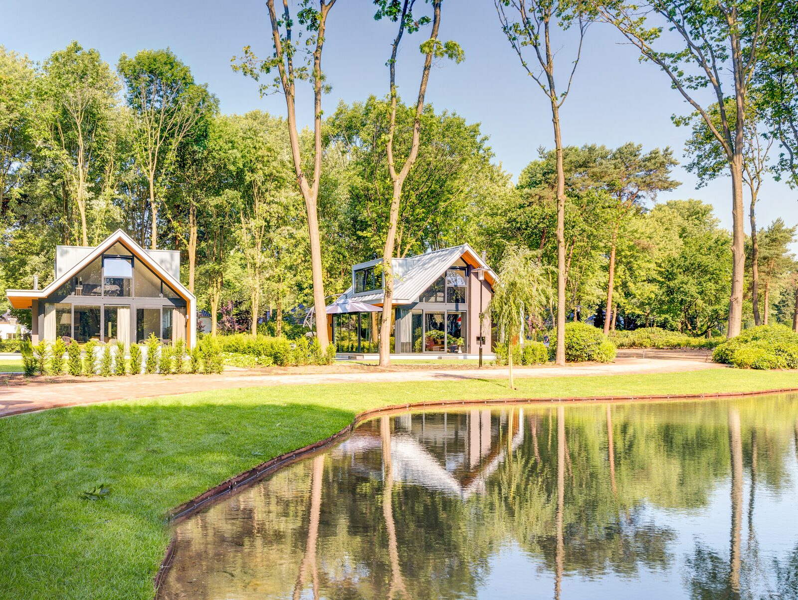 Vakantiewoning aan het water in een bosrijke omgeving