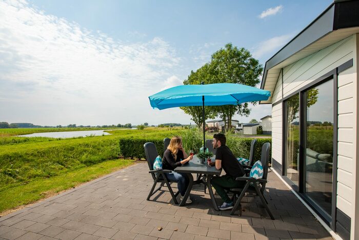 Waterlodge met uitzicht op de Maas