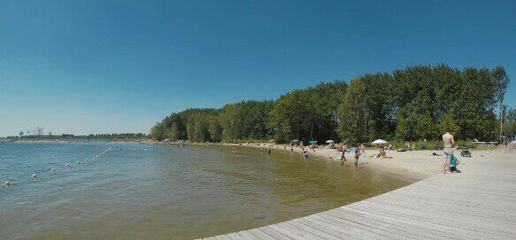 Strand der Bremer Bucht mit Spielinsel