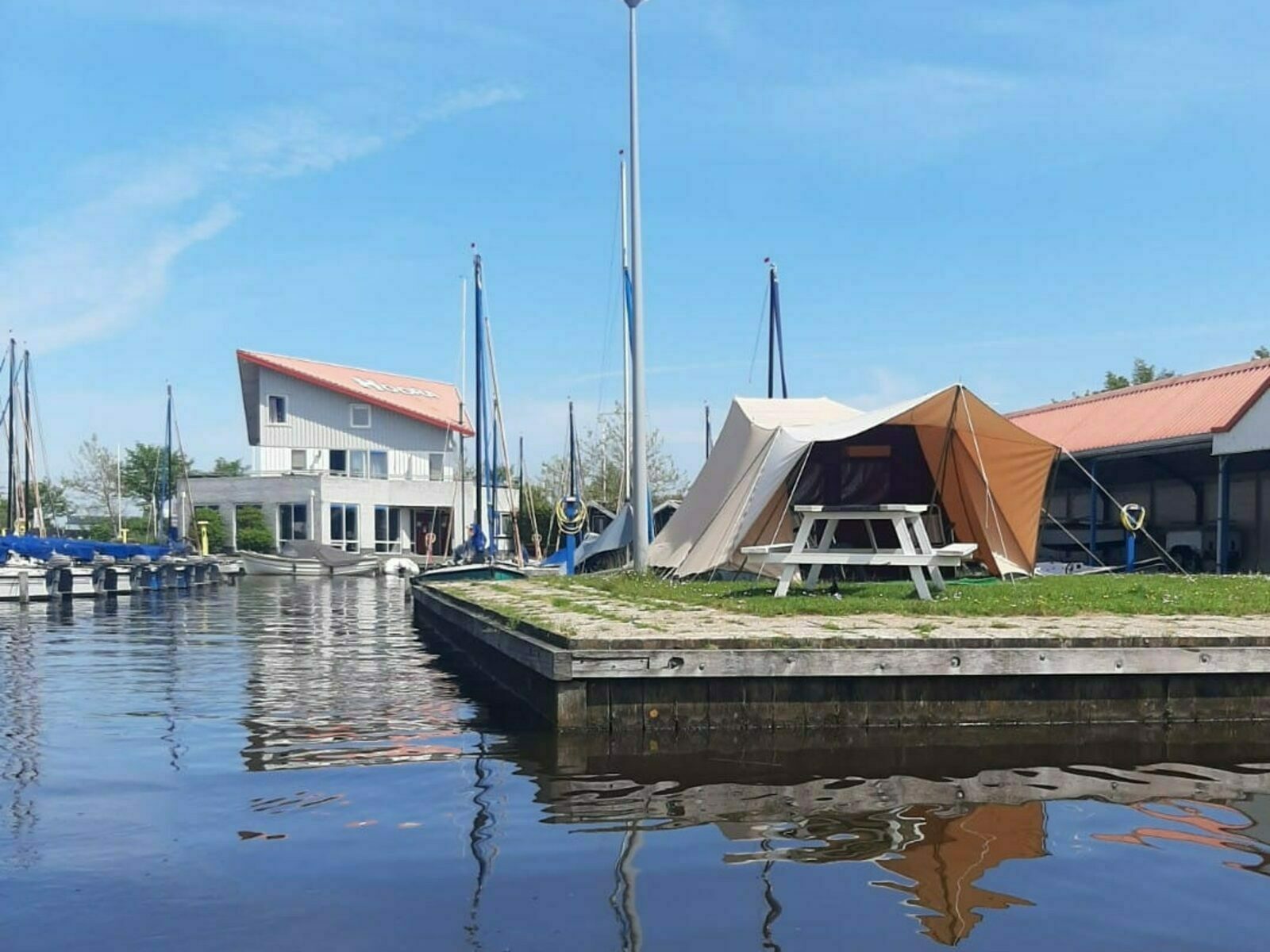 Mieten Sie ein möbliertes Zelt Niederlande