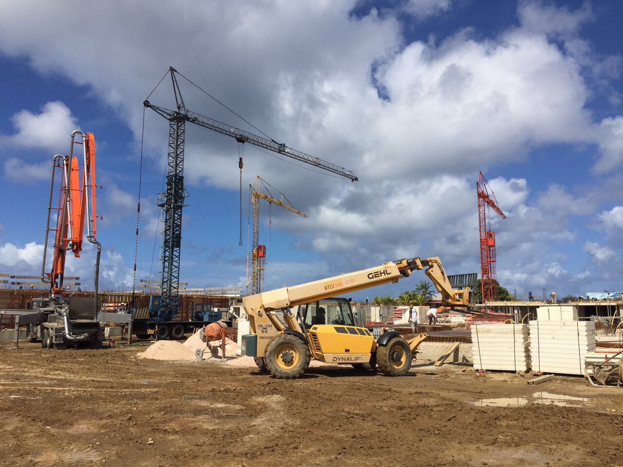 De bouwmaatschappij op Bonaire is druk aan de gang geweest met de bouw van het resort. De eerste stappen zijn gezet en het ziet er mooi uit.