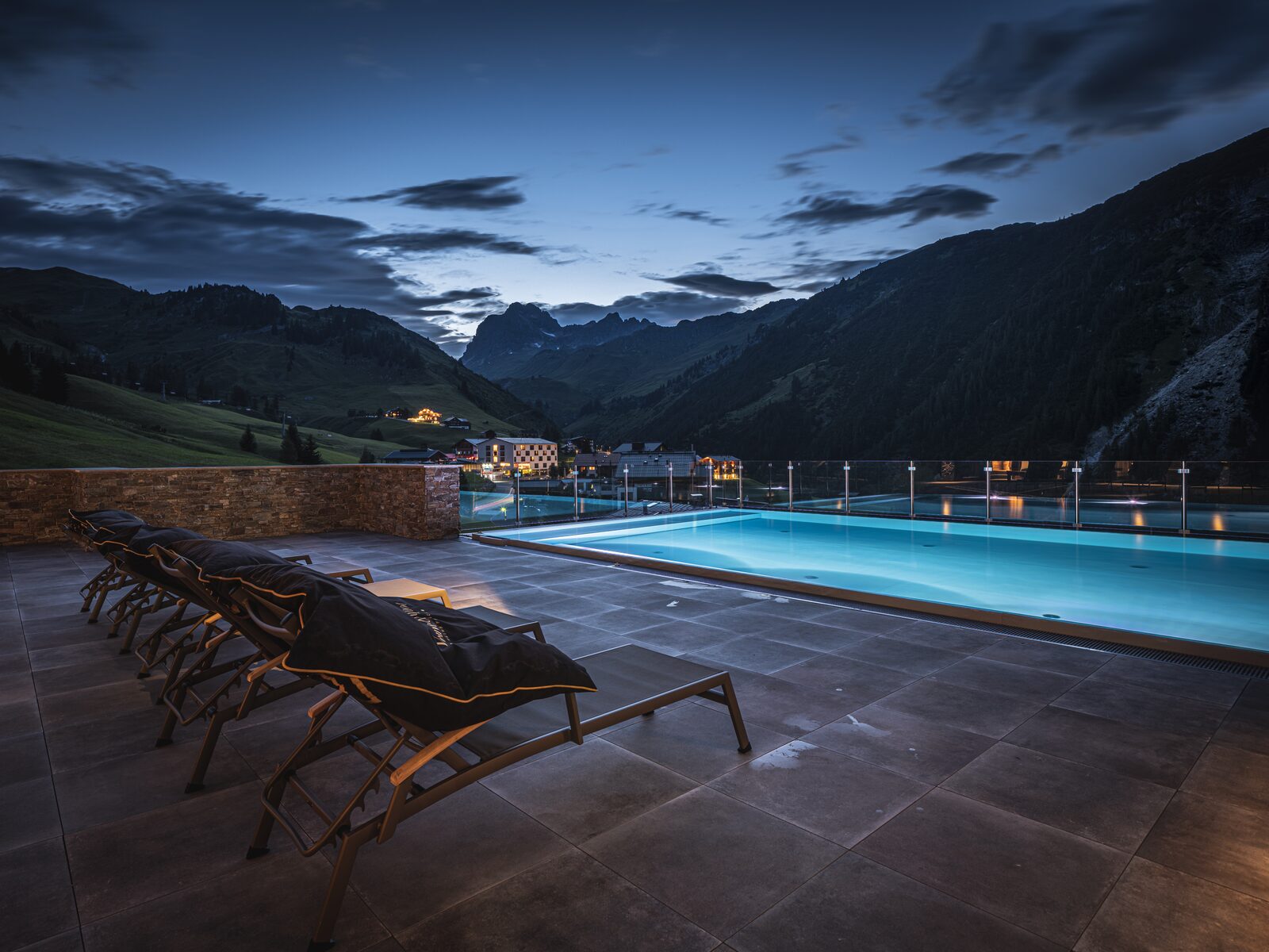 Infinity pool bij PURE Resort Warth-Arlberg
