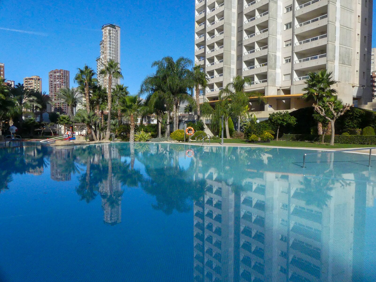 Geniet van prachtige zwembaden bij Siroco-Gemelos 22, hét appartementencomplex van Benidorm!