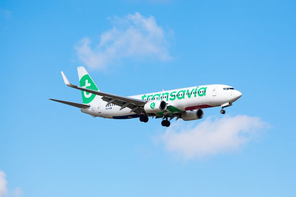 Transavia vliegtuig tegen de blauwe lucht