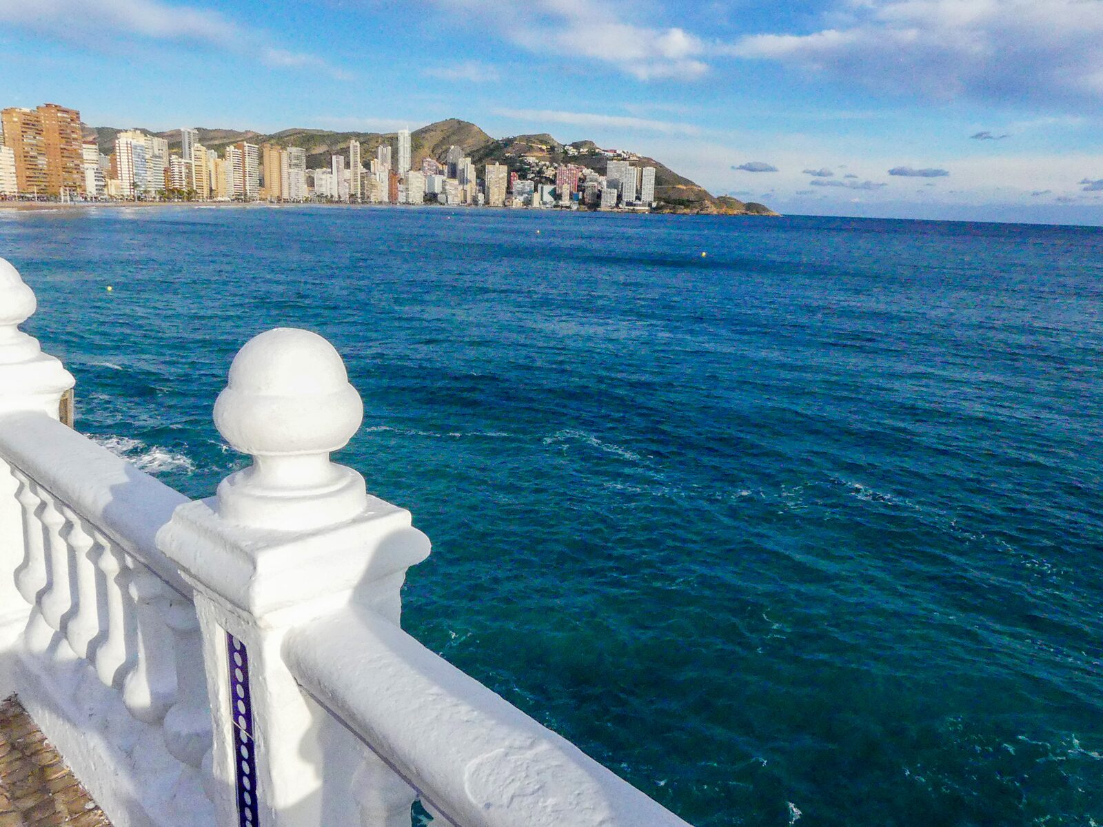 UItzicht vanaf het balkon van Benidorm op de zee en de skyline bij Playa de Levante