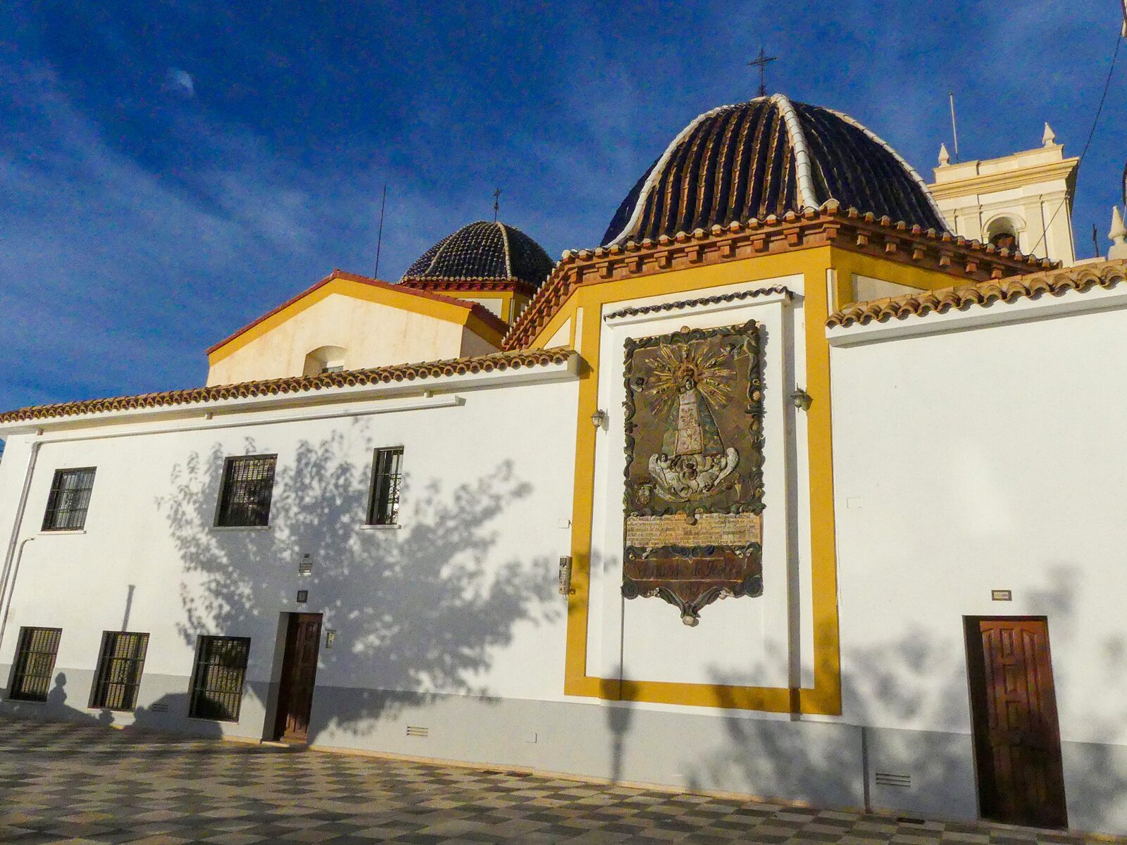 Kerk van Sant Jaume en Santa Anna in Benidorm met op de achtergrond blauwe lucht