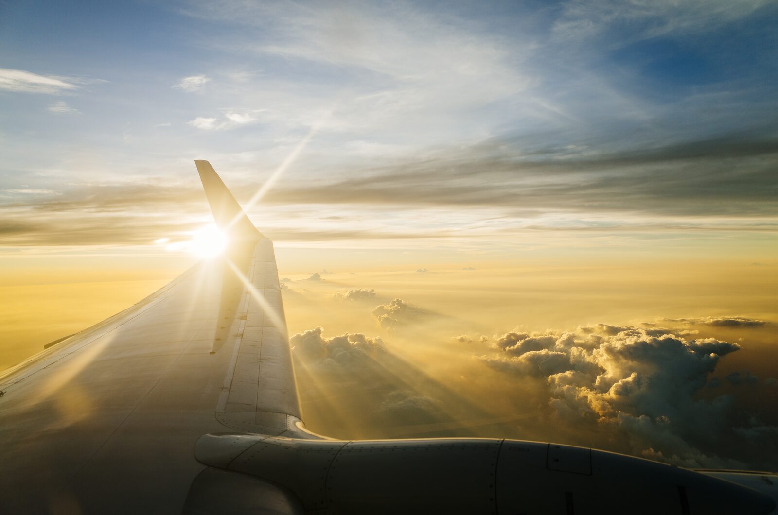 Vleugel van Transavia vliegtuig tegen de ondergaande zon