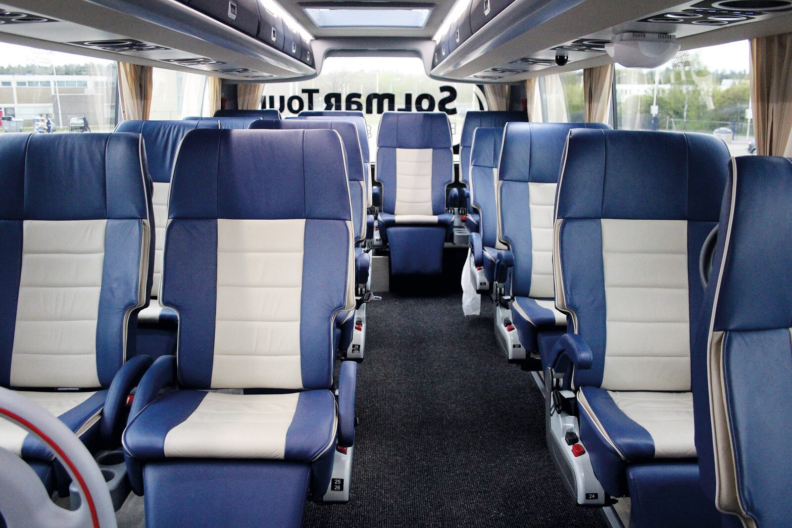 Interieur van een First Class bus van Solmar met links 2 stoelen en rechts 1 busstoel