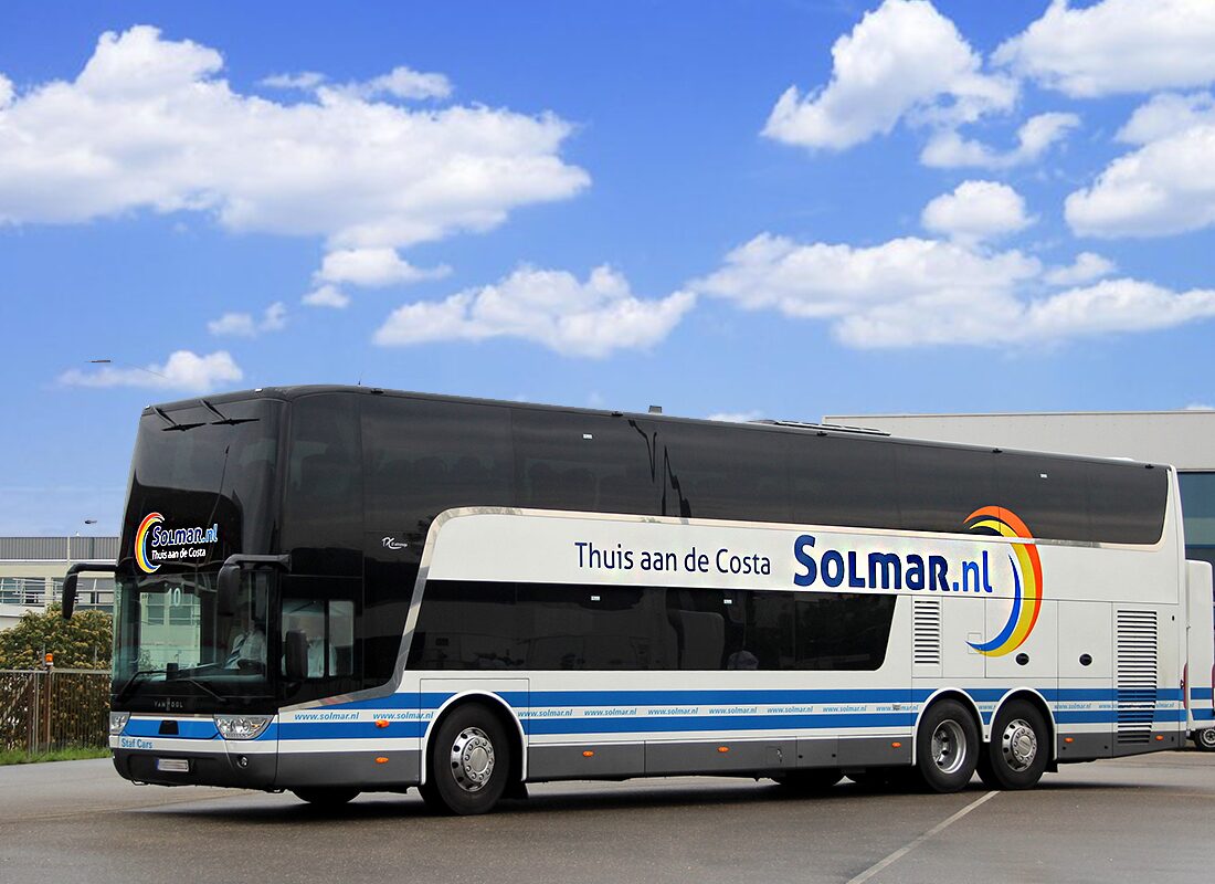 Bus van Solmar tegen blauwe wolkenlucht