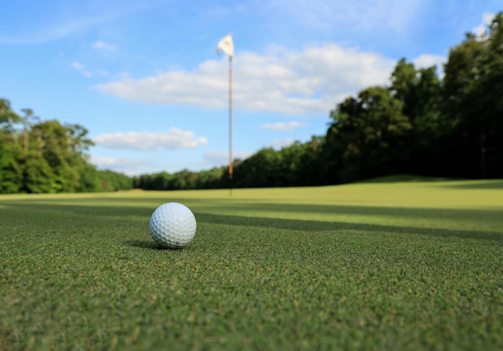 Golfplatz | 9 Löcher im Grünen