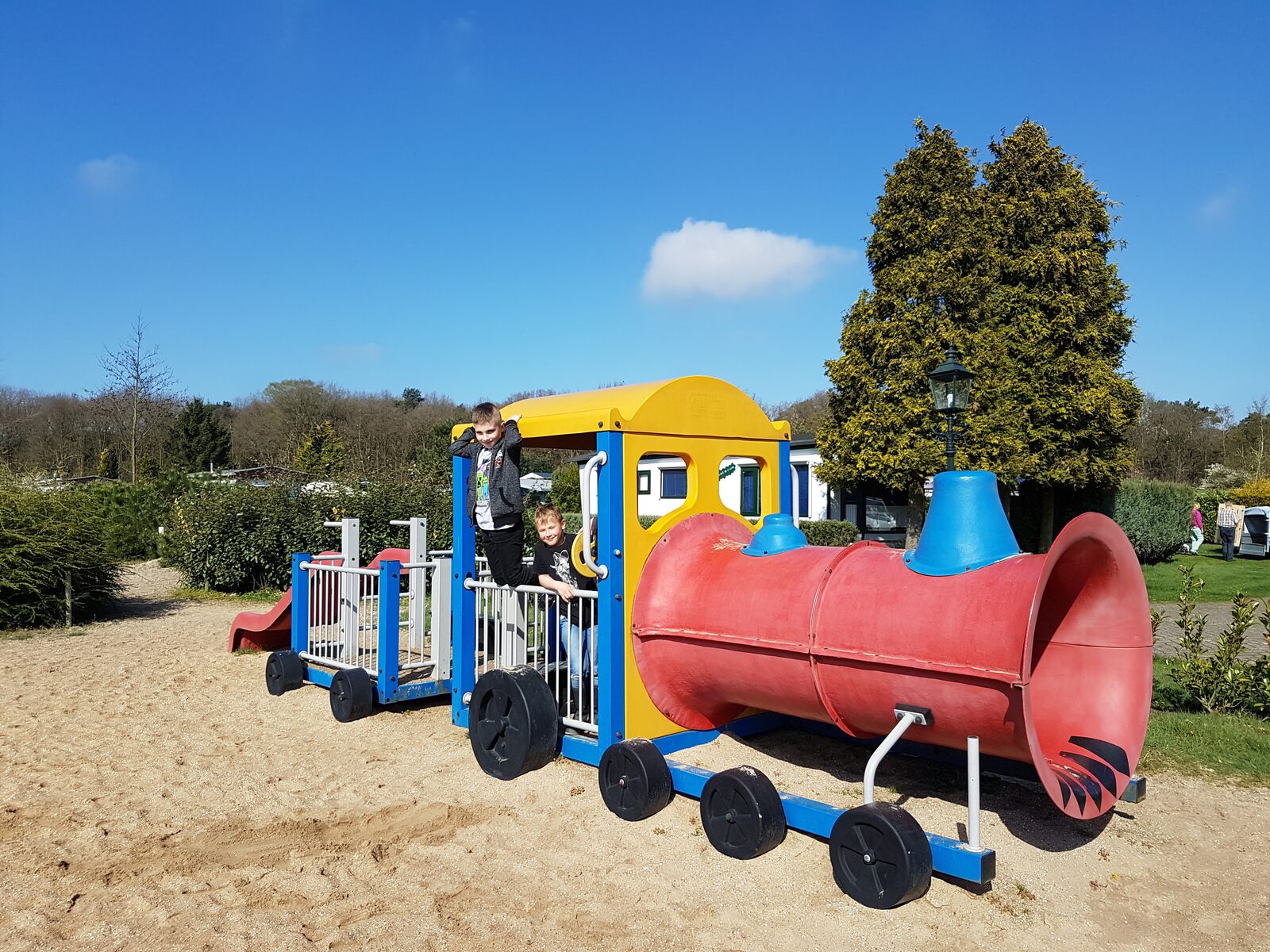 Grote speeltuin voor urenlang speelplezier