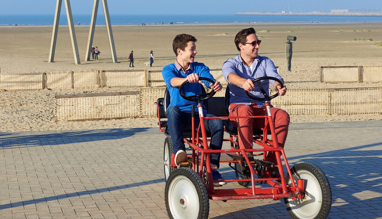2 mannen op een go-kart aan de kust in Zeebrugge