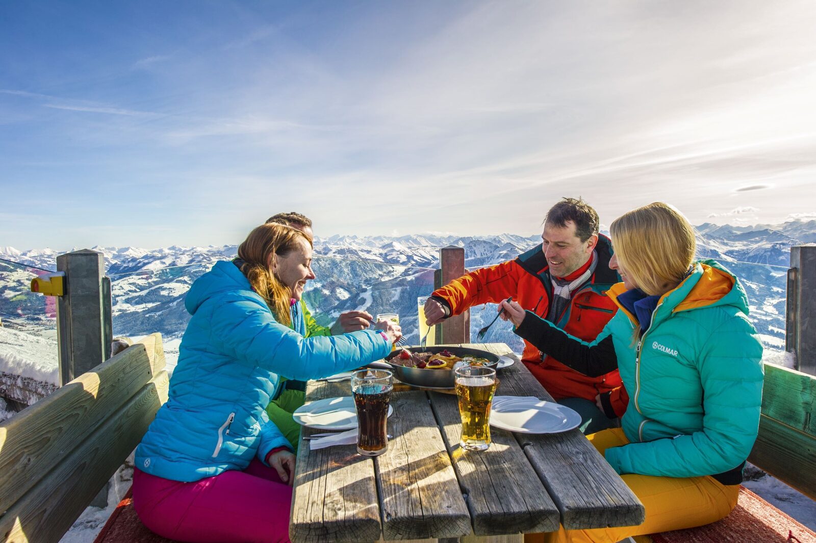 Wintersport mit Freunden - Essen auf der Terrasse