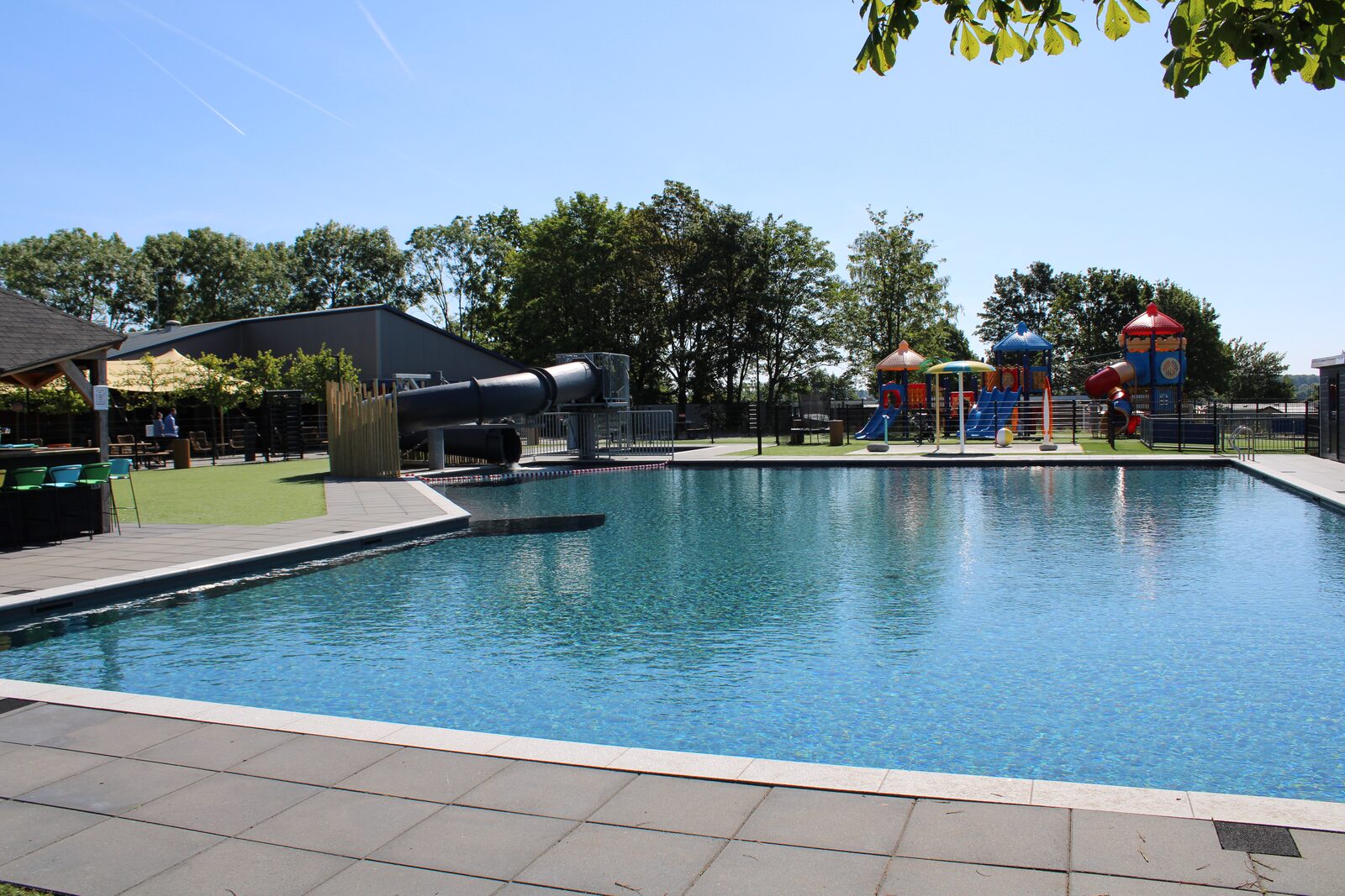 Outdoor swimming pool with slide and spray park (main season)