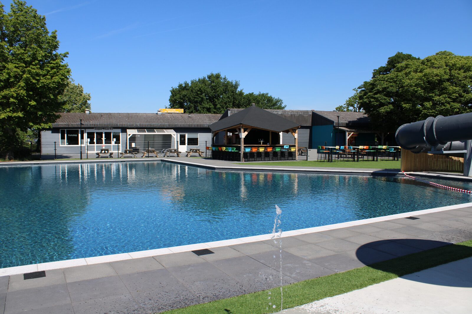 Outdoor swimming pool with slide and spray park (main season)