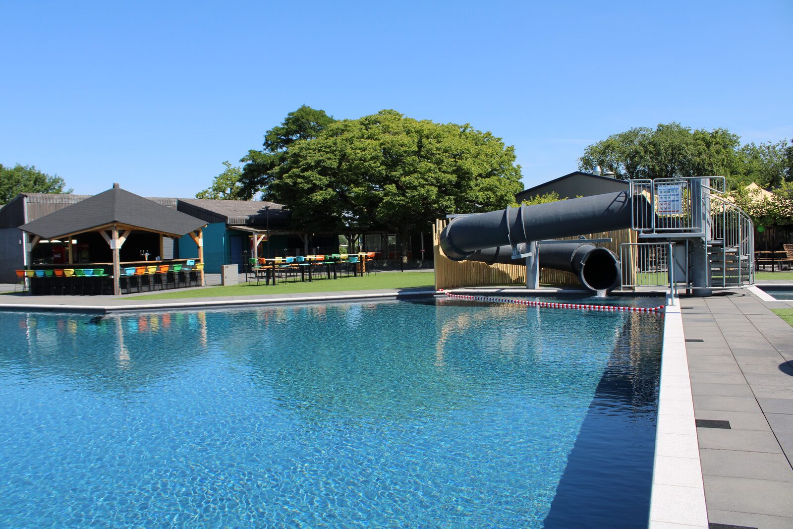 Outdoor swimming pool with slide and spray park (main season)