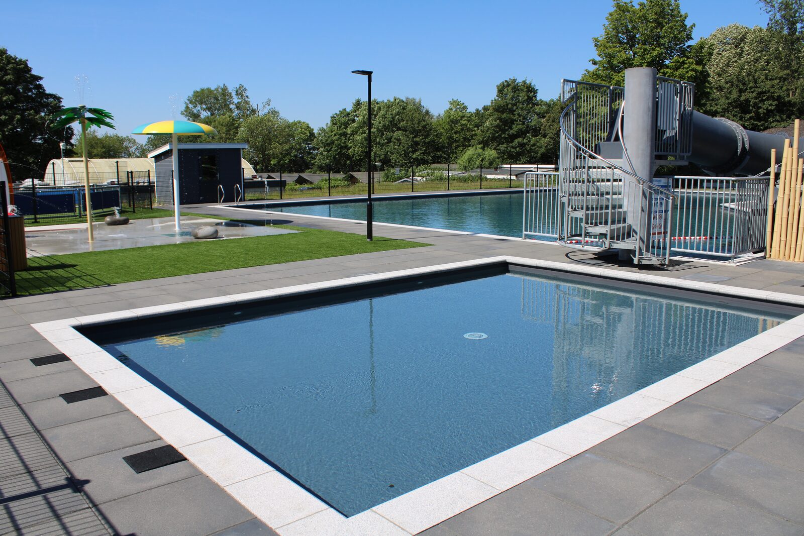 Outdoor swimming pool with slide and spray park (main season)