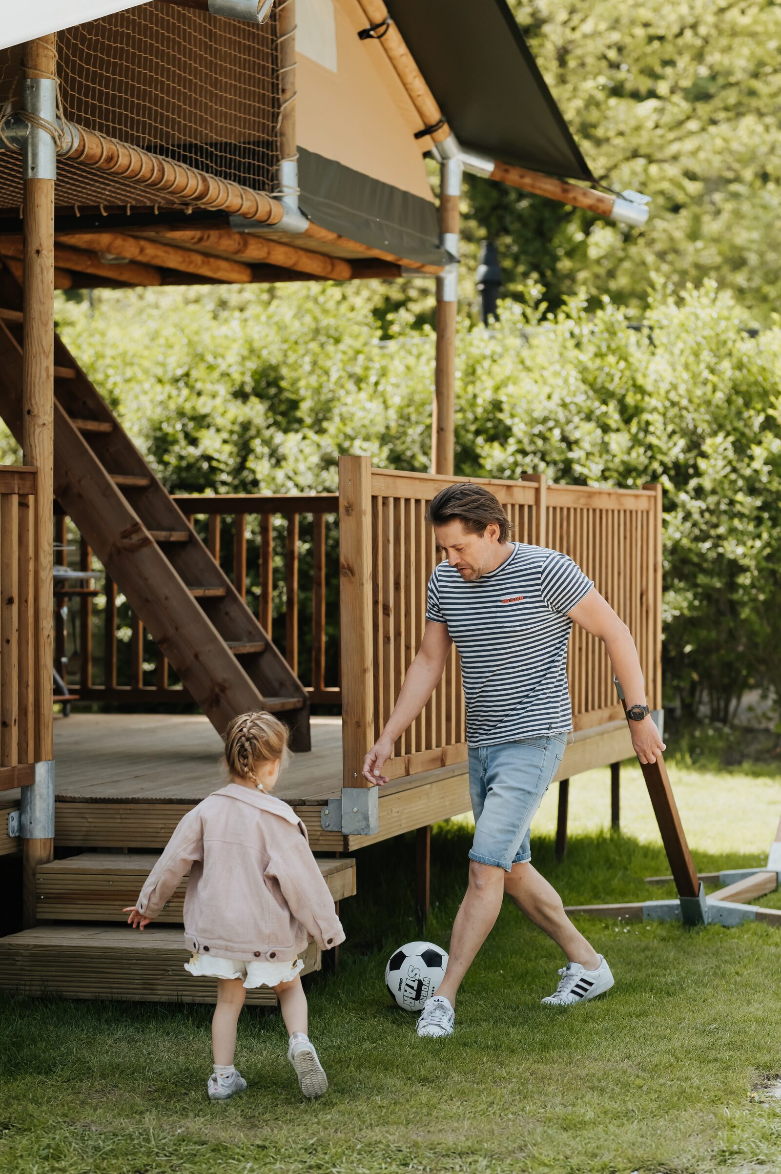 Urlauber Ferri beim Fußballspielen mit seiner Tochter vor dem Safarizelt 