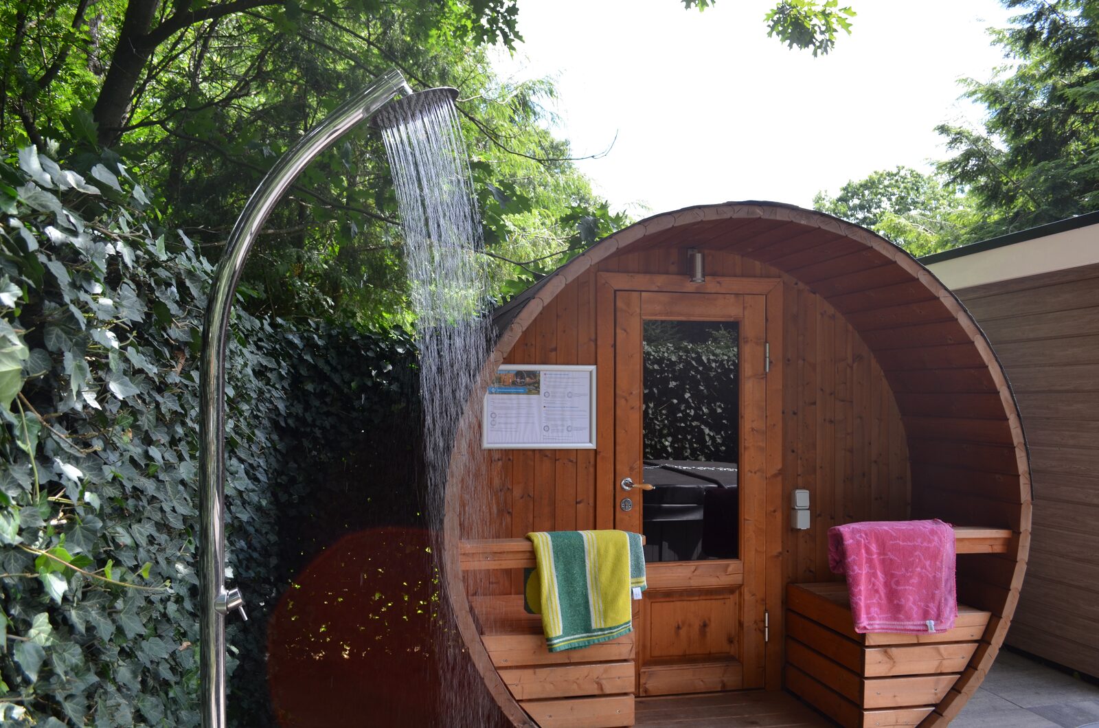 Wellness sauna spa outdoor shower Landgoed de Scheleberg 