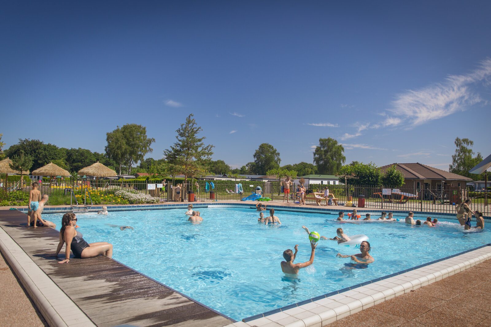 Ferienresort mit Indoor- und Outdoor-Schwimmbad