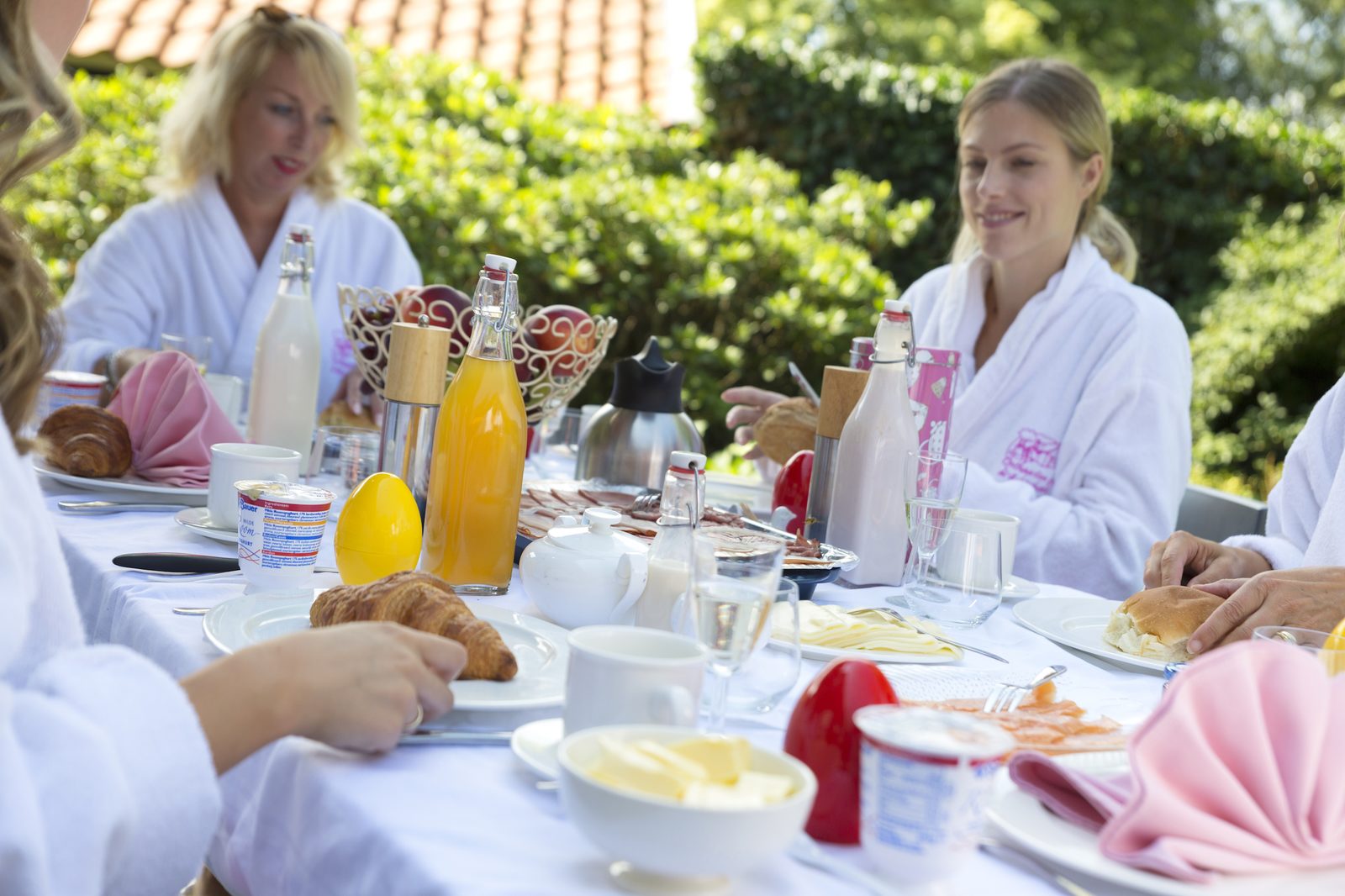 de Butler ontbijtservice van Onthaasten in de Achterhoek hoort bij een luxe wellness vakantie verblijf
