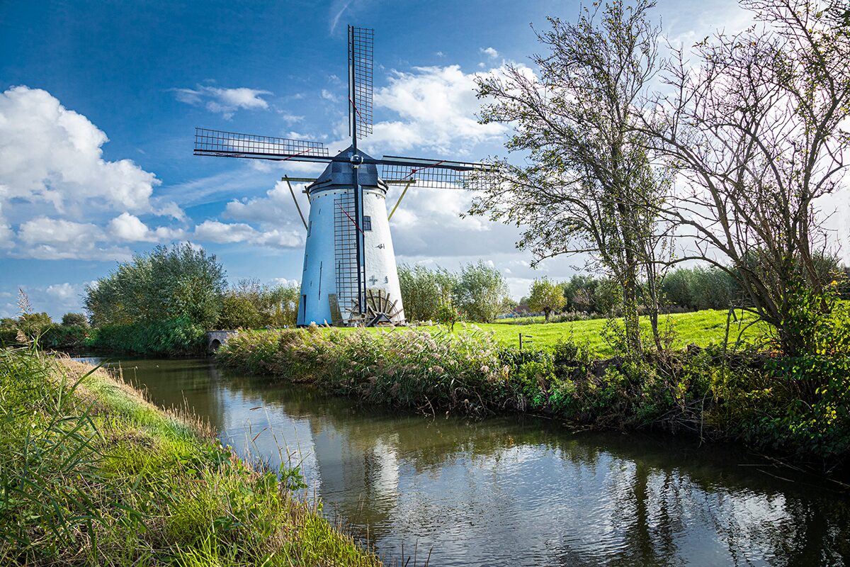 Een molen langs een vaart in het Brugse Ommeland