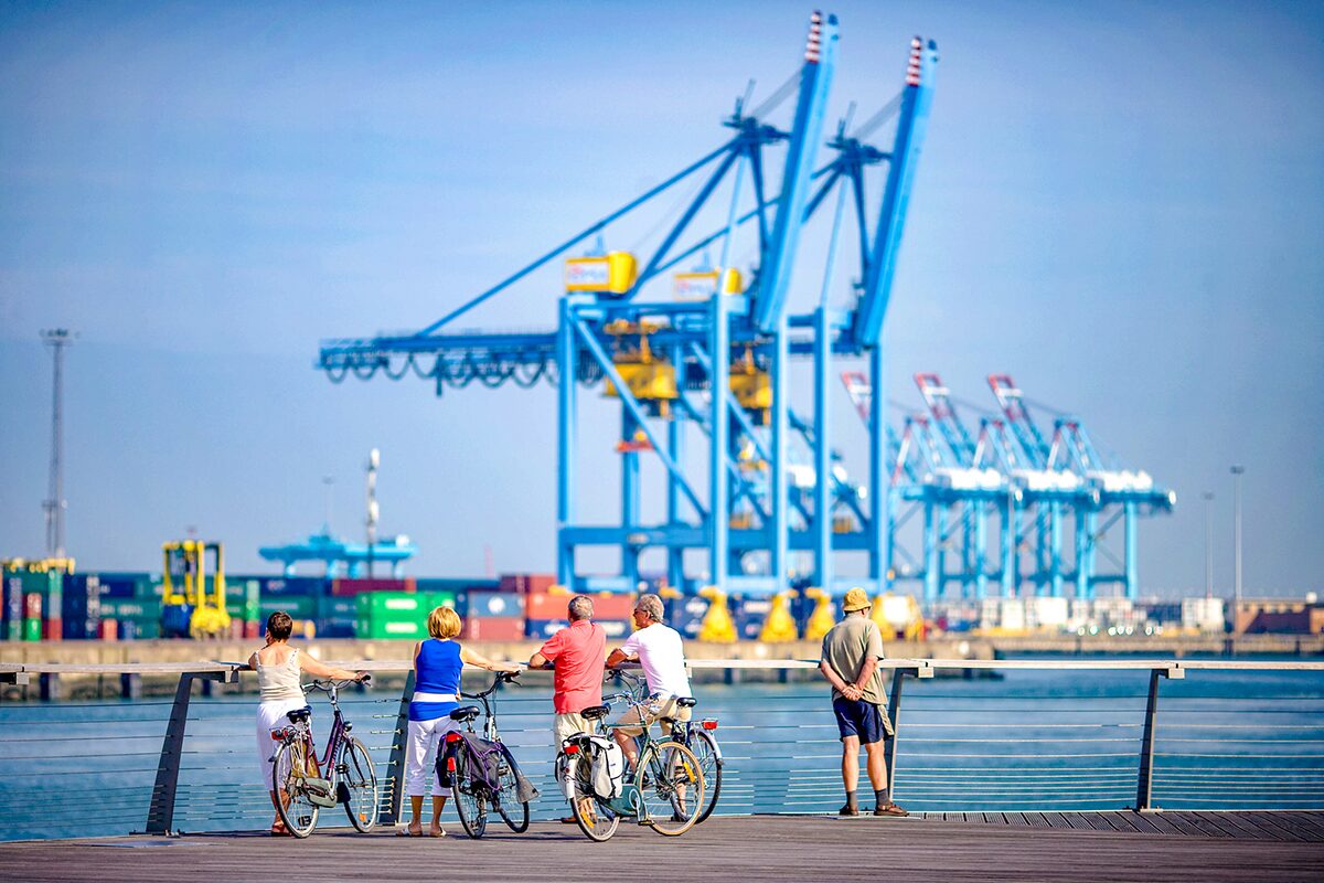 Fietsers die naar de haven van Zeebrugge kijken