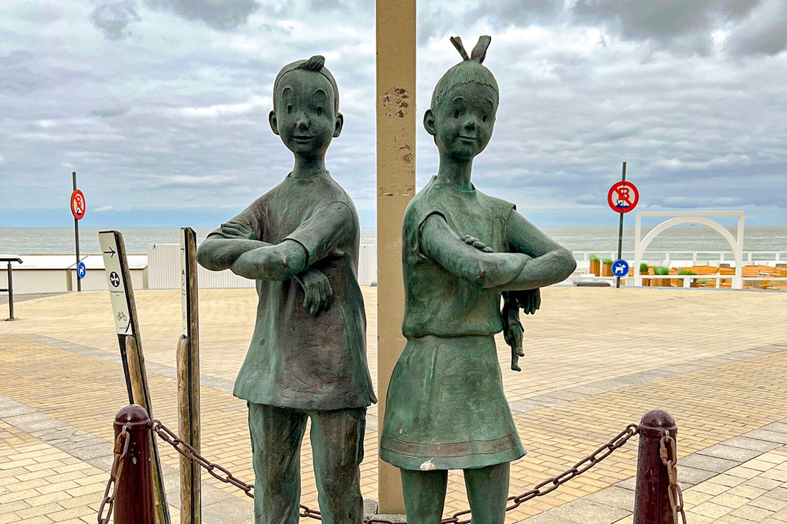 Het standbeeld van Suske en Wiske op de dijk van Middelkerke