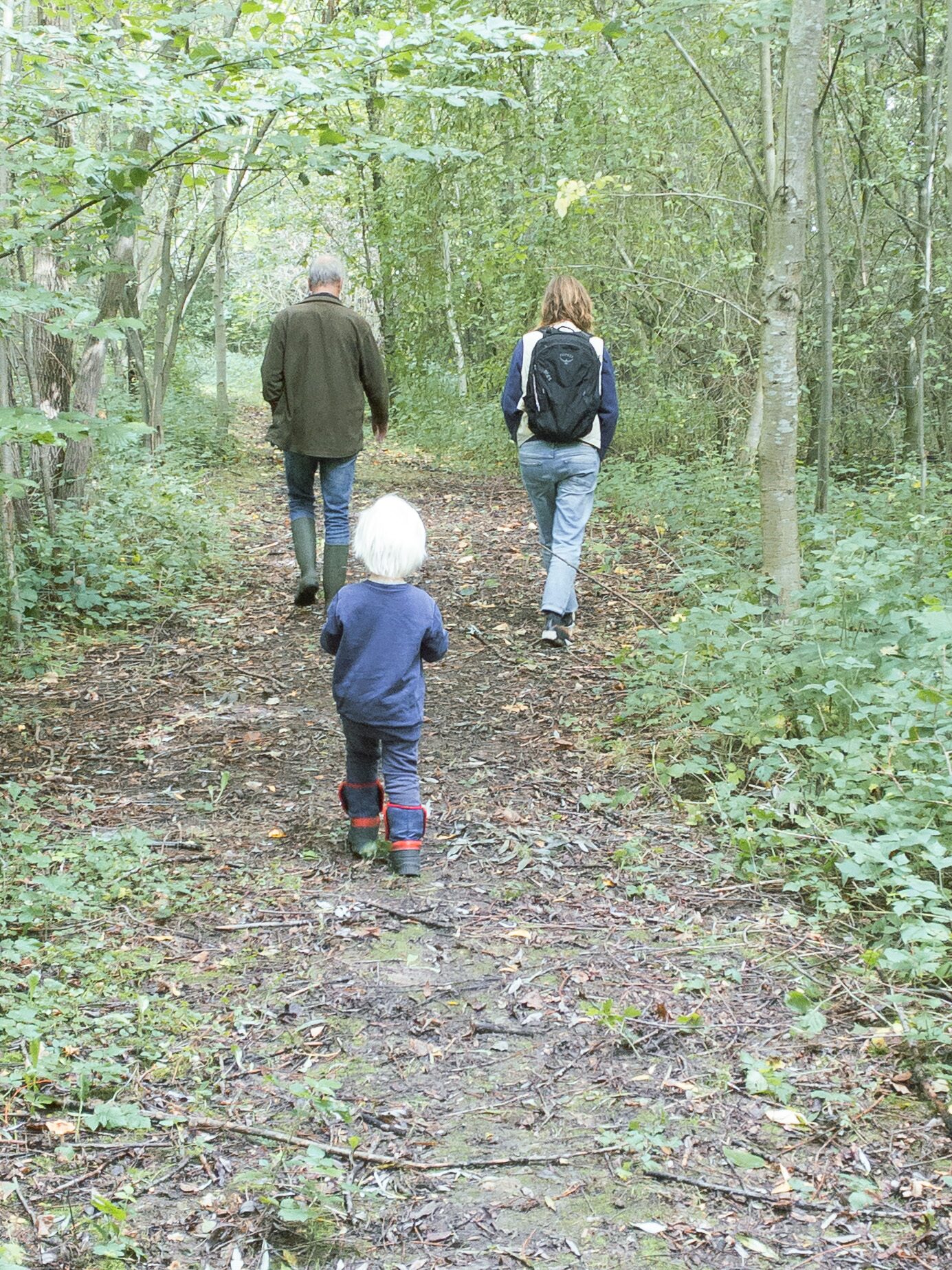 Drie generaties Bos tijdens een wandeling