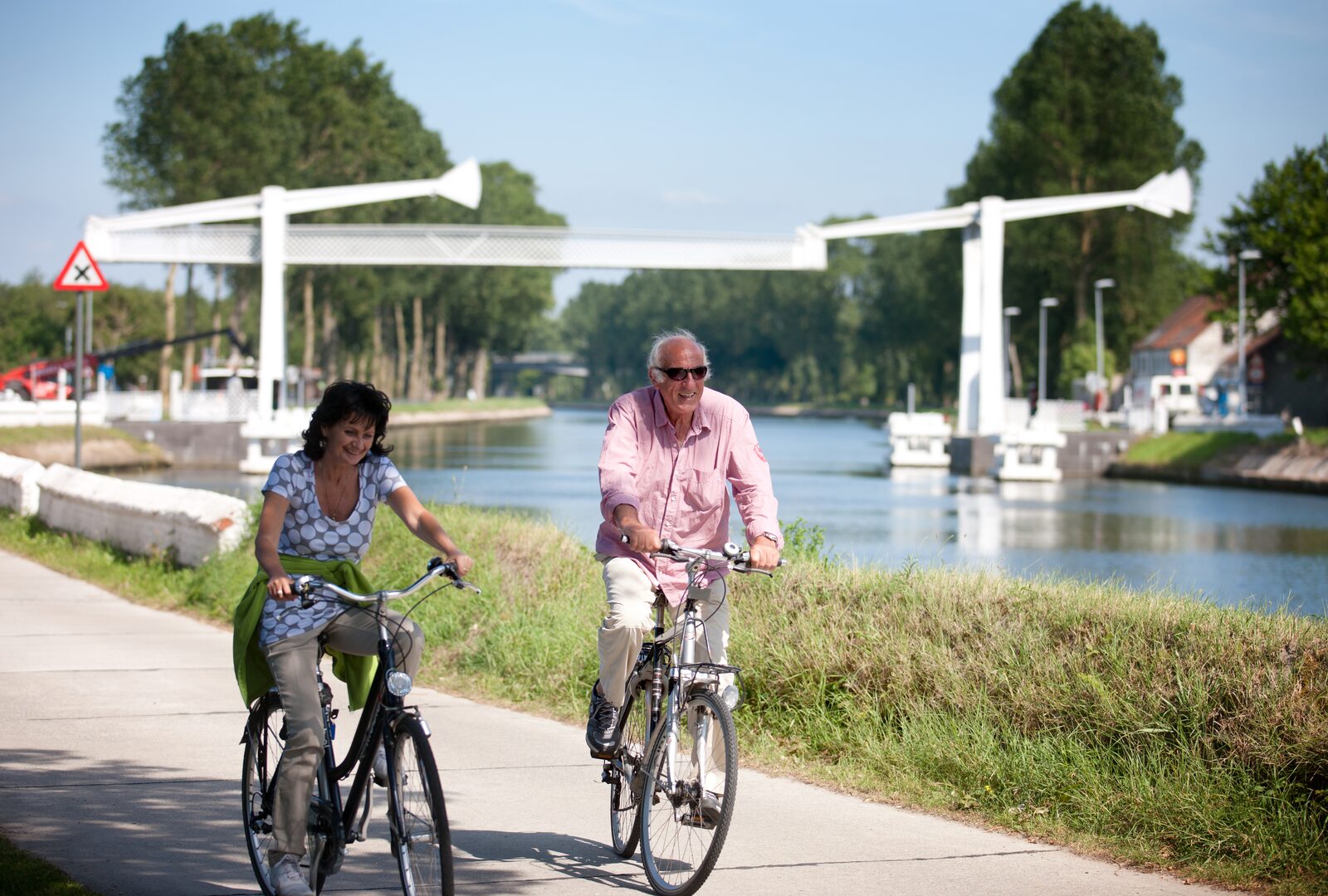 Radfahren oder Wandern an der belgischen Küste 