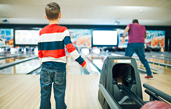 Un enfant qui joue au bowling