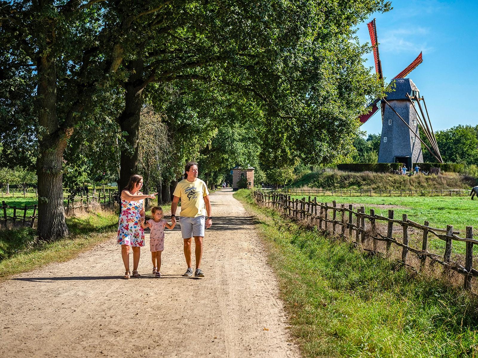 Une famille en randonnée à Bokrijk