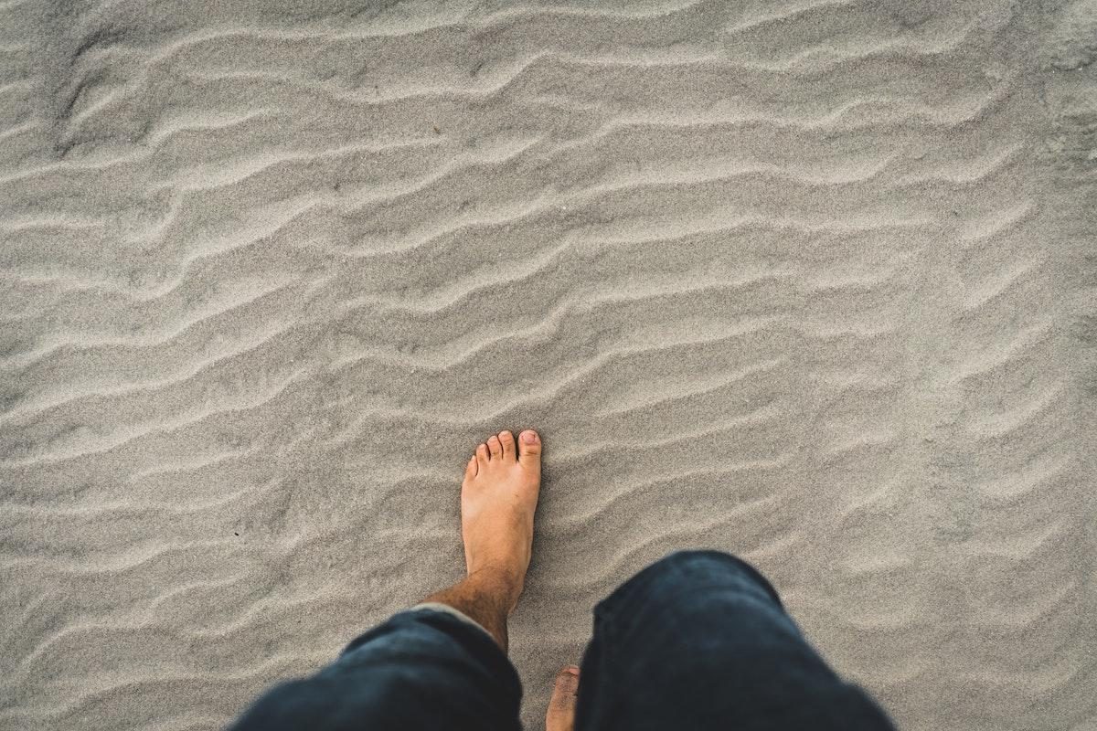 Blote voeten in het zand