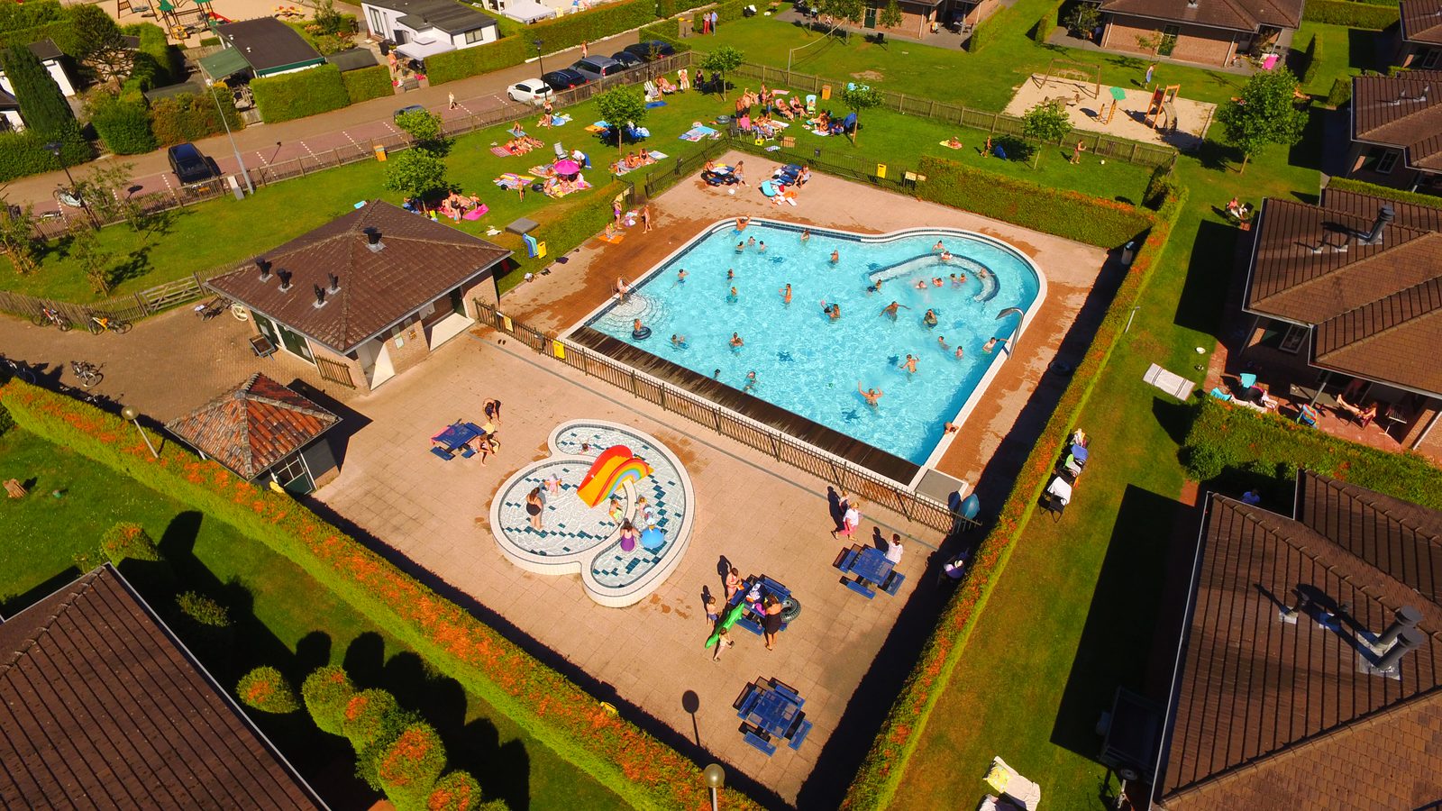 Ferienresort mit Indoor- und Outdoor-Schwimmbad