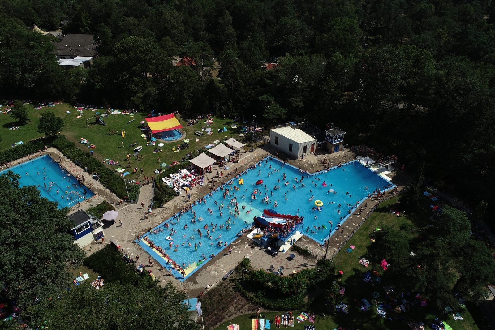 Outdoor heated pool with slides in the woods - 3m by car or 20m walk