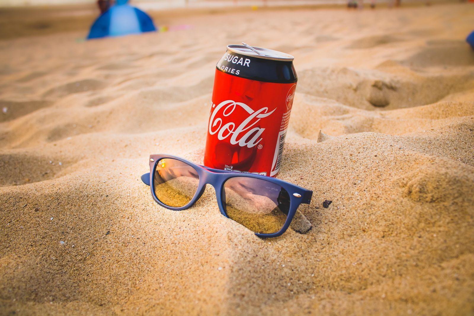 Cola blikje in zand