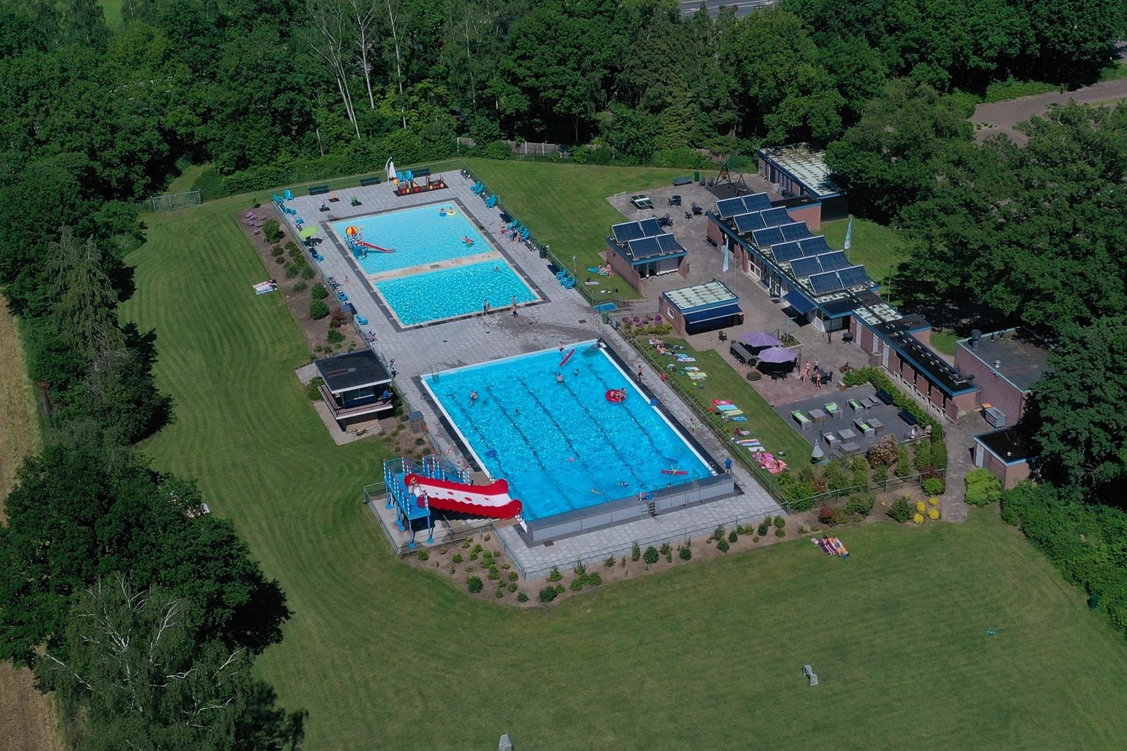 Luchtfoto zwembad De Groene Jager in Twente